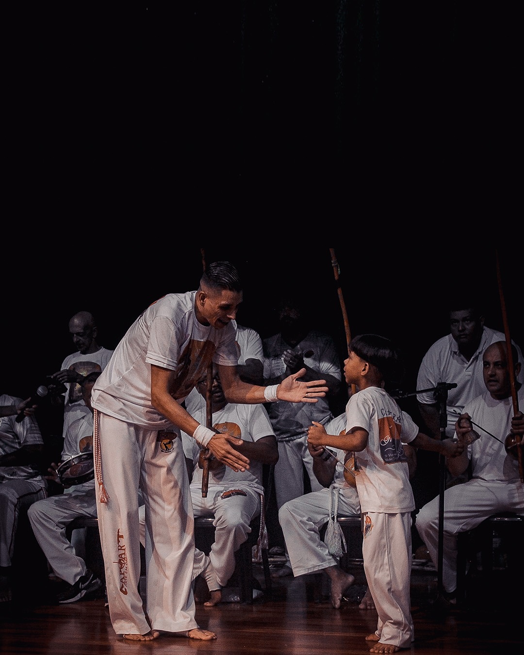 Dupla de capoeiristas jogando no palco