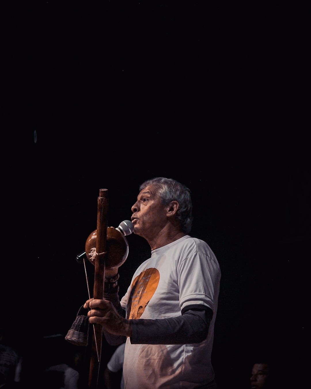 Mestre tocando berimbau
