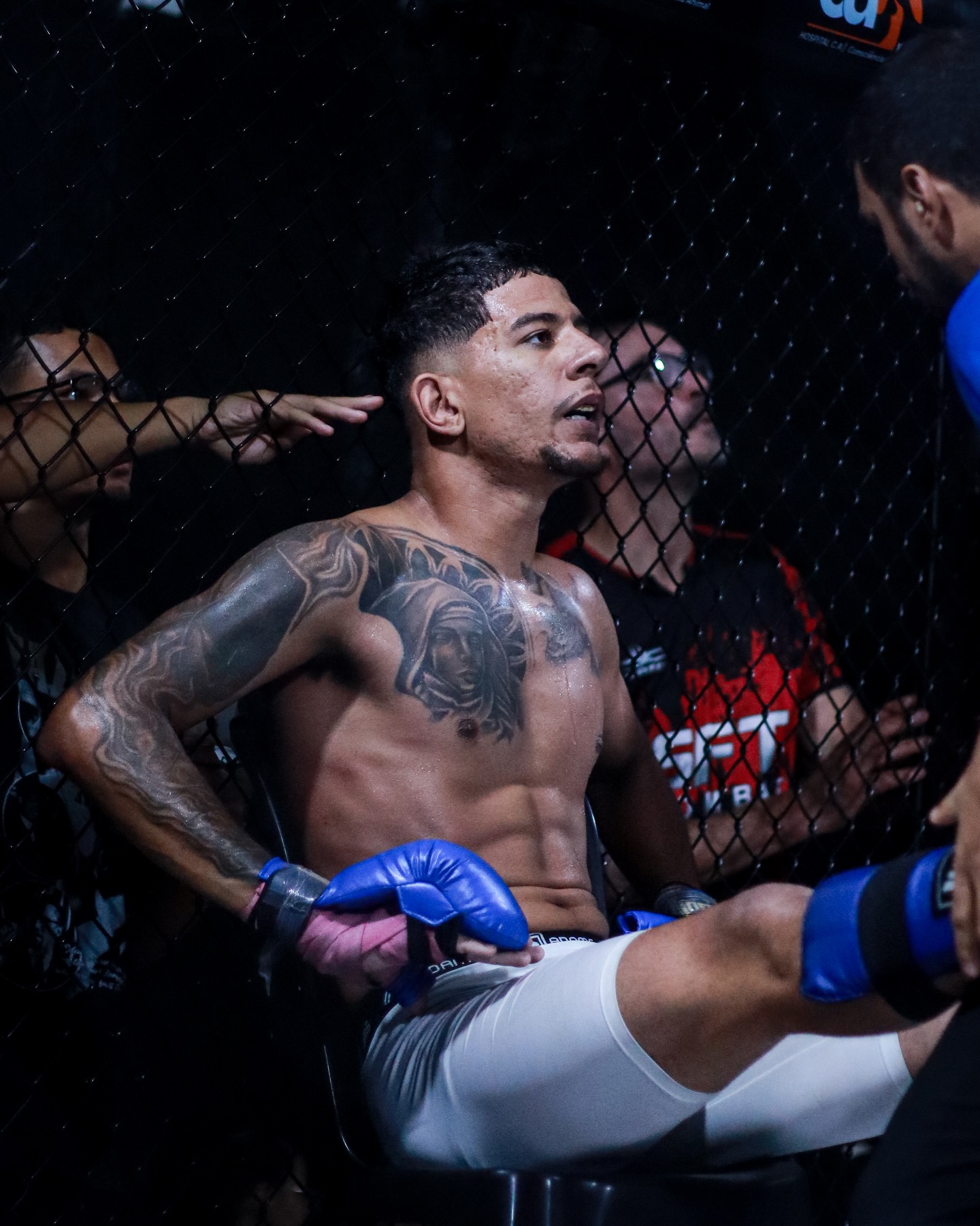 Lutador de MMA no cage entre rounds