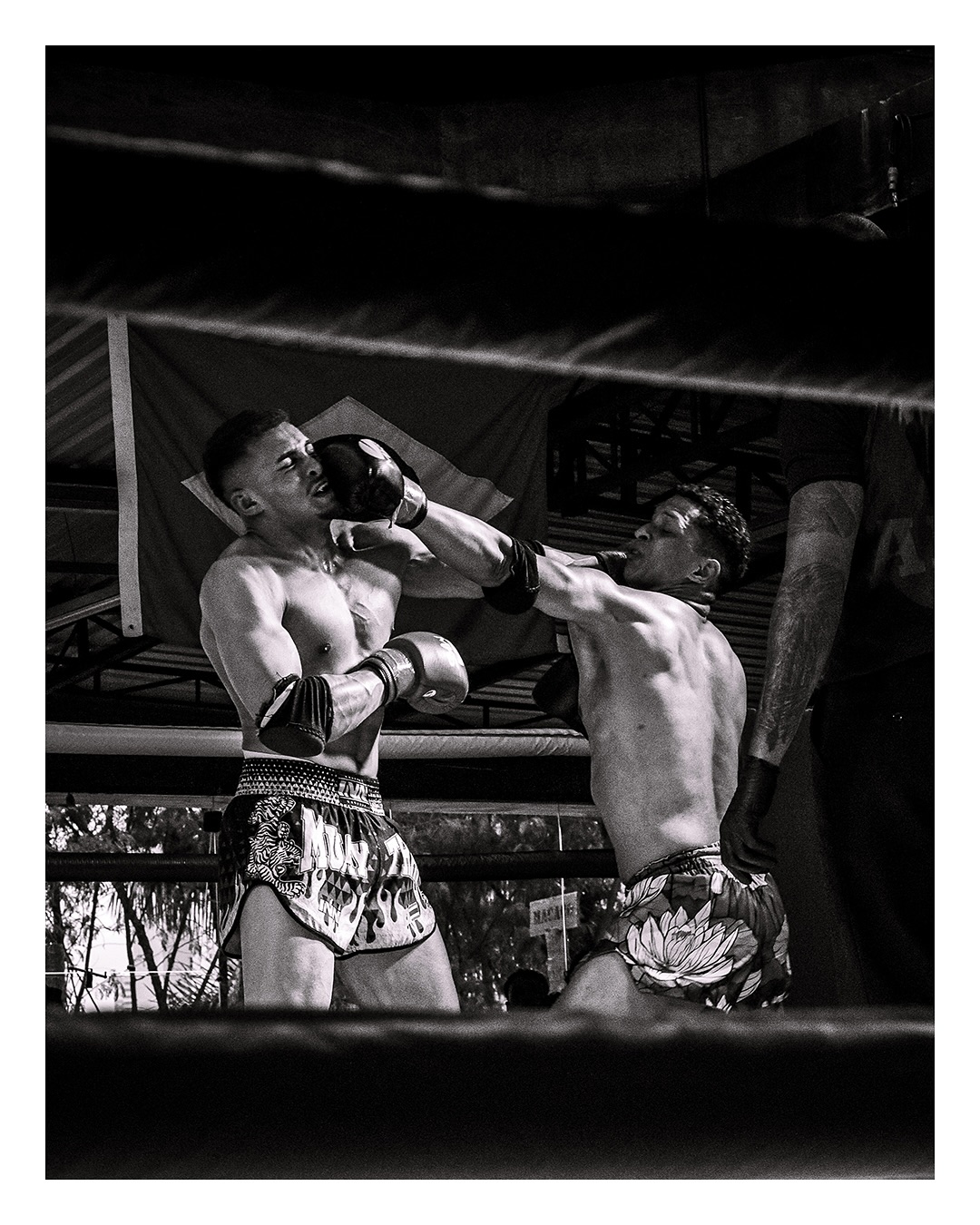 Troca de golpes entre lutadores de Muay Thai