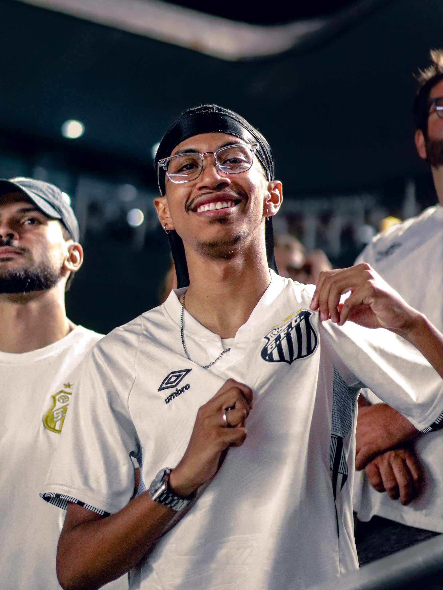 Torcedor do Santos sorrindo na arquibancada